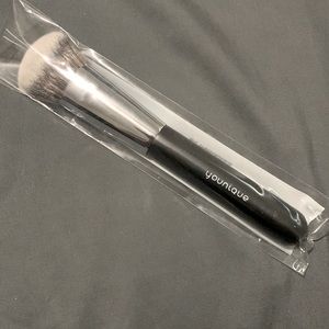 Younique sculpting brush, black.